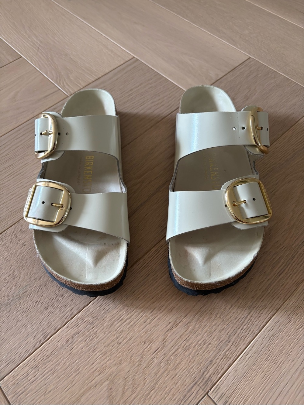 6-6.5 Birkenstock Arizona Big Buckle Shiny Leather White Gold Slides Sandals 37 - Picture 2 of 10